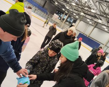 Ģimeņu sportiskais izaicinājums | Spēles uz ledus