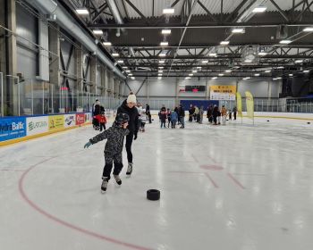 Ģimeņu sportiskais izaicinājums | Spēles uz ledus