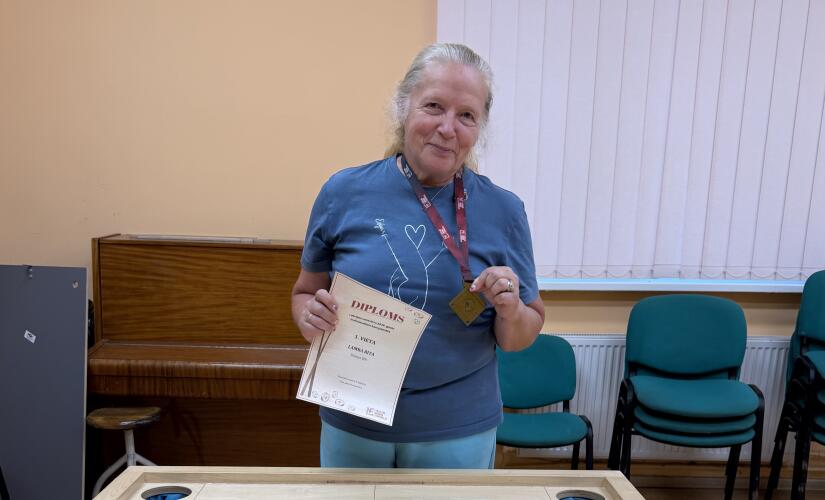 Jēkabpiliete Rita Lamba pārliecinoši triumfē Latvijas veterānu novusa čempionātā