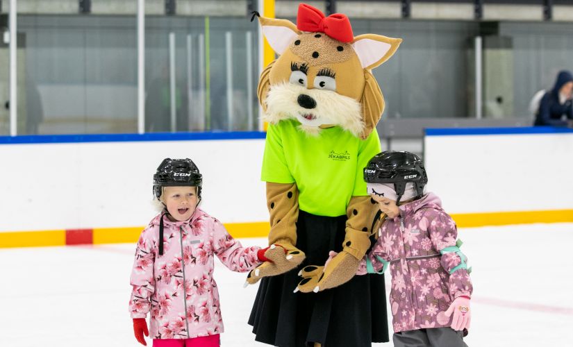 Jēkabpils Sporta halle aicina ģimenes uz slidošanu 