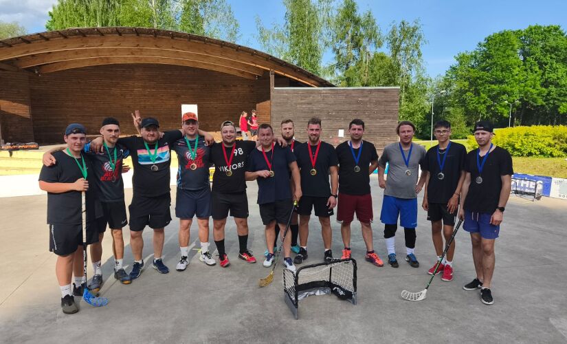 Aknīstē par uzvarām florbola sacensībās cīnās 11 komandas