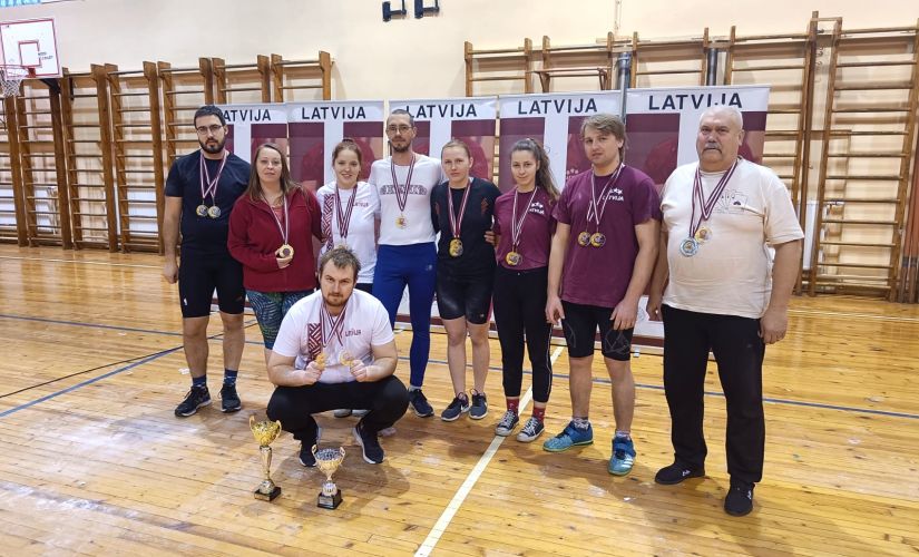 Jēkabpiliešiem lieliski panākumi Latvijas čempionātā svarbumbu celšanā