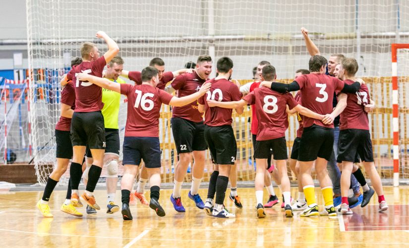 Pēc pirmajiem mačiem telpu futbola čempionātā līderos izvirzās 