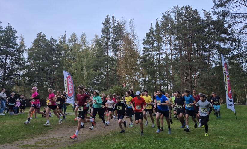 185 dalībnieki sāk jauno Pusstundas skrējiena sezonu
