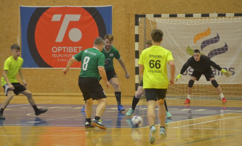 Novada telpu futbola čempionāta pamatturnīrā uzvar 
