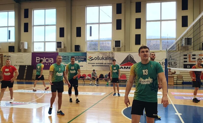 Jēkabpils novada volejbola čempionātā – spraigas cīņas un līderu iezīmēšanās