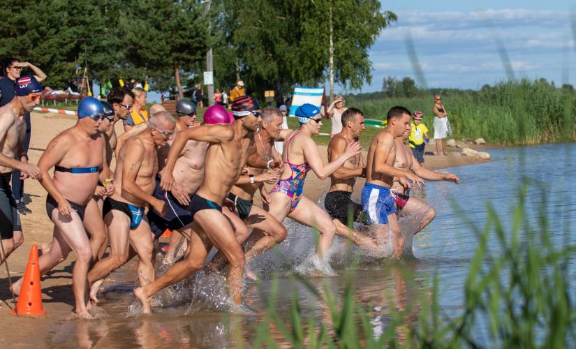 24 komandas dodas cīņā par uzvaru Tautas triatlonā Jēkabpils Mežaparkā