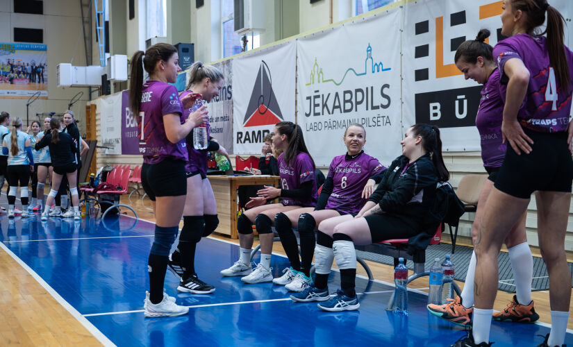 Spraiga un intrigas pilna volejbola nedēļas nogale Jēkabpils novada sieviešu čempionātā
