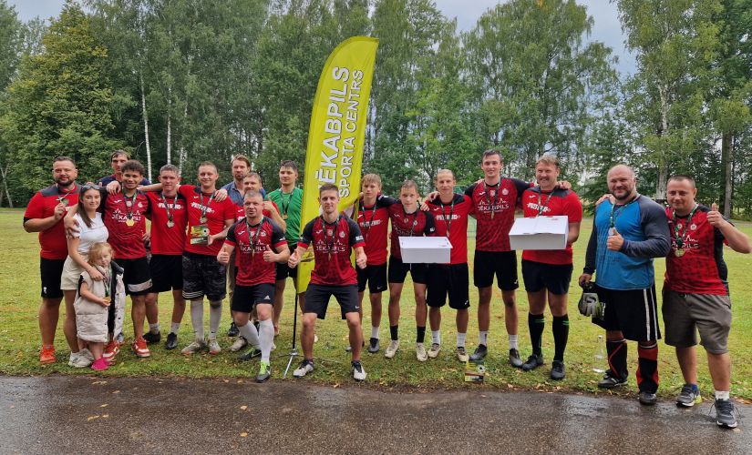 Kaspars Gorkšs pasniedz medaļas Medņu futbola turnīra uzvarētājiem