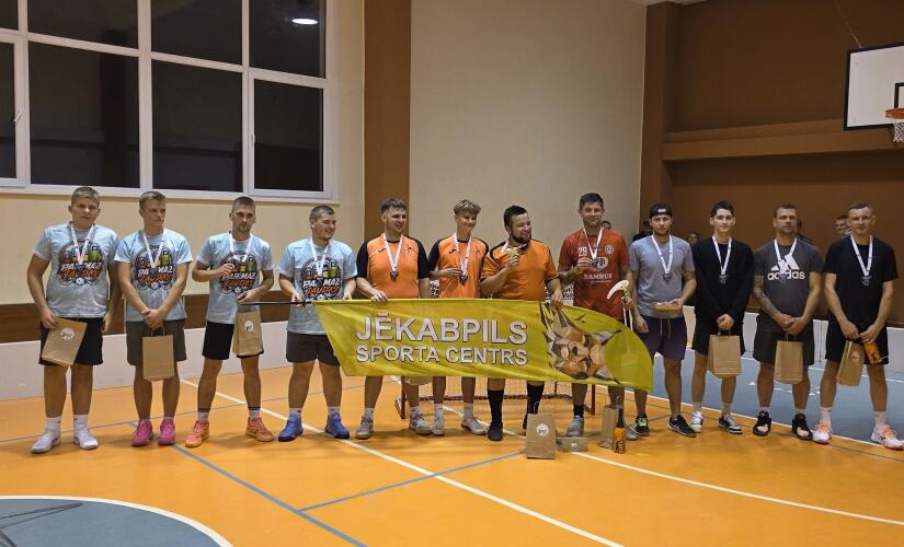 Spraigas cīņas un spilgtas emocijas florbola nakts turnīrā Dunavā 