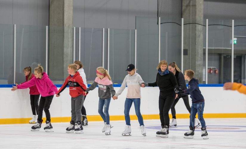Jēkabpils sporta halles ledus arēna aicina slidot!