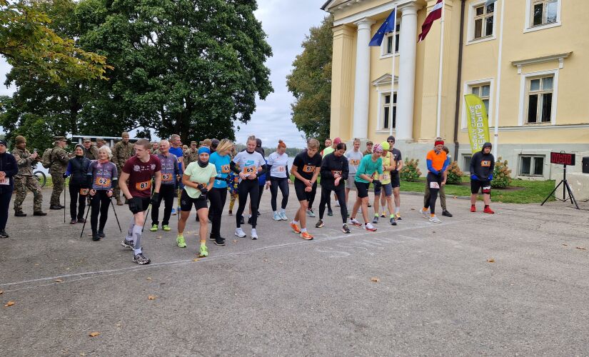 Tradicionālais skrējiens apkārt Marinzejas ezeram pulcē 74 dalībniekus