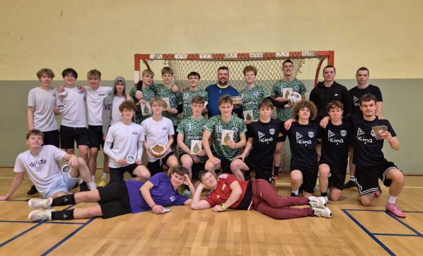 Sportiskā svētku atmosfērā izcīnītas Vecgada balvas telpu futbolā