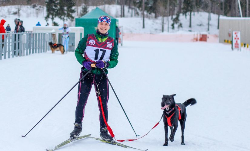 Jēkabpiliete Laura Nikola Pinne no debijas Pasaules kausa posmā kamanu suņu sportā atved medaļas