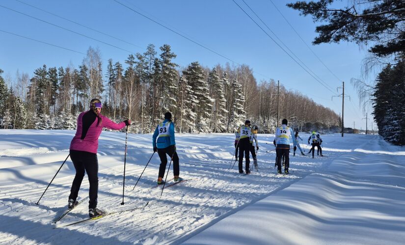 Slēpošanas sacensībās Jēkabpils Mežaparkā visi slēpo no sirds