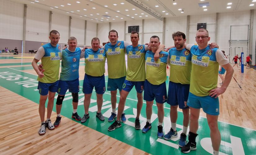 Jēkabpils sporta hallē sacenšas volejbola seniori