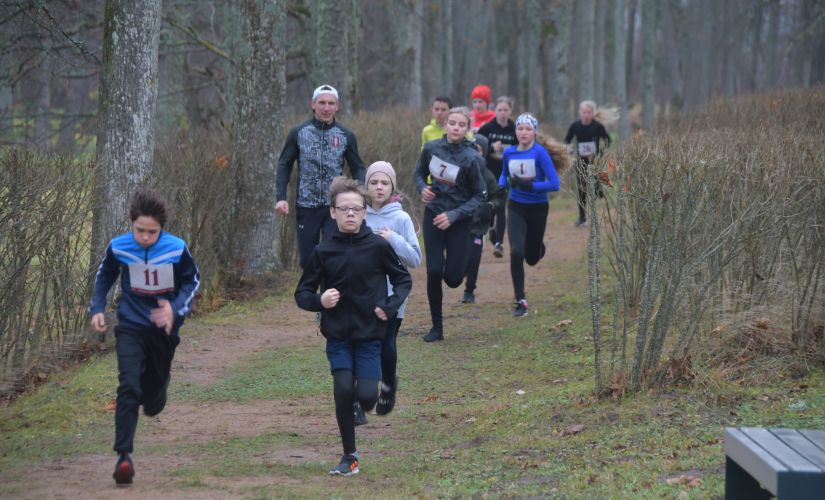 “Pusstundas skrējiena” 40. jubilejas sezonu ieskandinās četri parka skrējieni