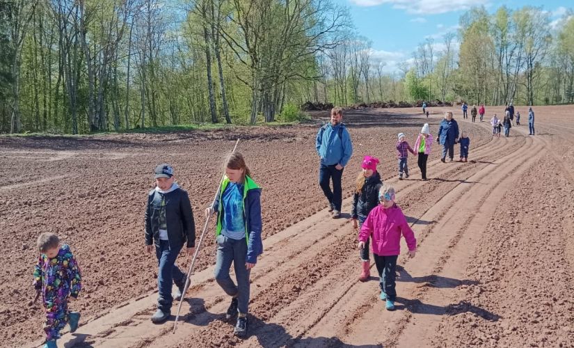 Pārgājienā izzina Vilkapurvu noslēpumus, cienājas ar pavasari un vēro burvju mākslinieka trikus