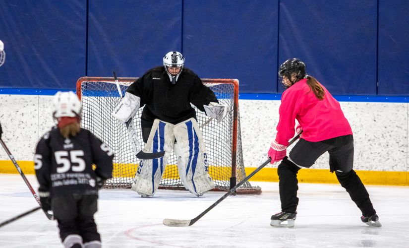 Arī meitenes un sievietes spēlē hokeju! Un šī ir iespēja to sākt darīt arī tev!