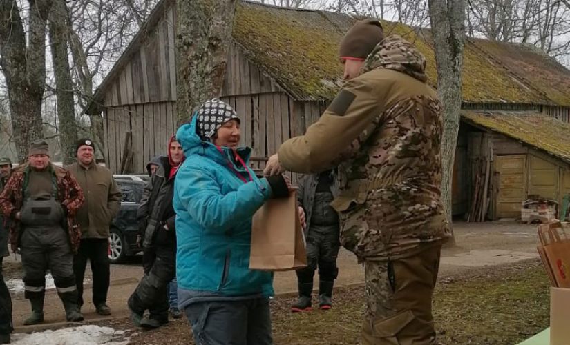 Uz Marinzejas ezera ledus sacenšas 43 makšķernieki